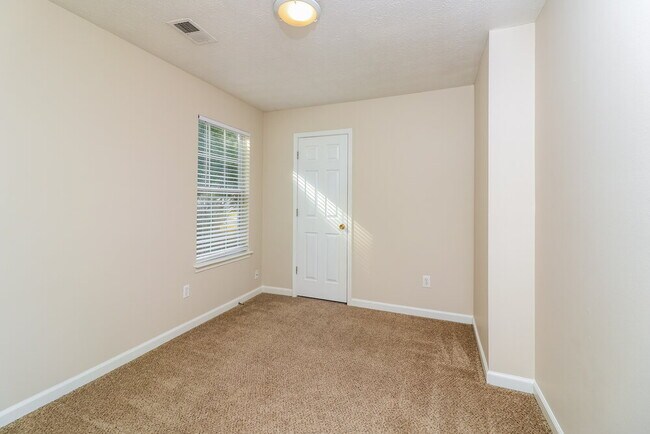 Building Photo - 2669 Lake Park Bend