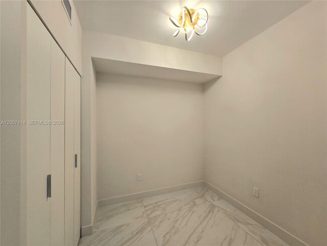 Building Photo - 700 NE 24th St