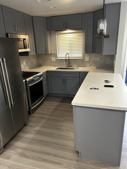 Kitchen - 7814 Lindley Ave