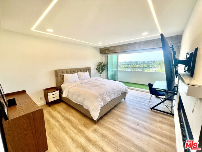 Building Photo - 838 N Doheny Dr