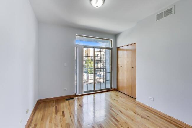 Building Photo - 2032 W Division St