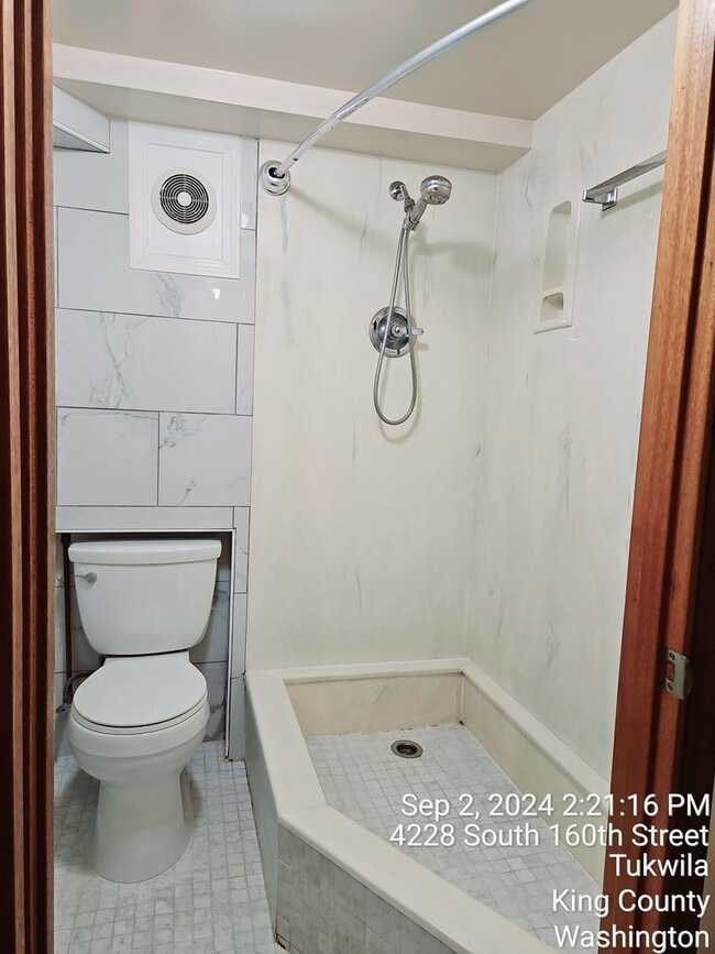 Building Photo - Tukwila/SeaTac daylight rambler - large home for rent - 4 bedrooms 2 bathrooms with 2 kitchens - ...
