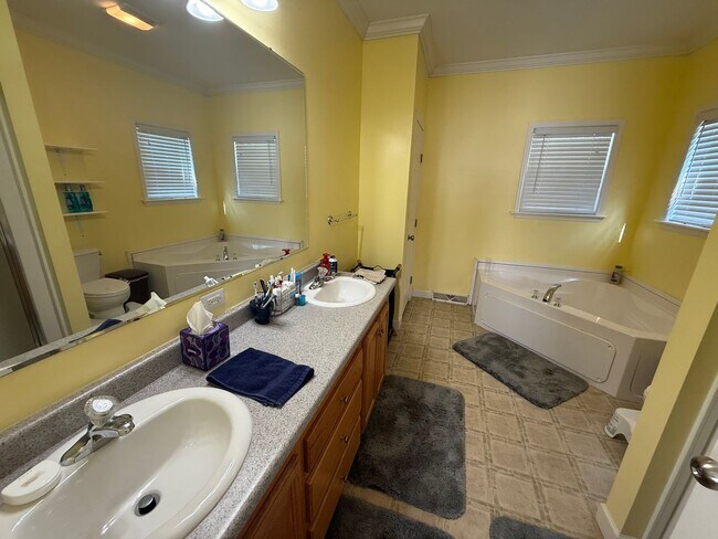 Building Photo - 3 Bedroom 2 Bath House in Lighthouse Point...