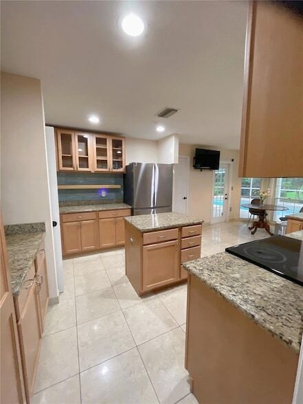 Building Photo - 4489 Oak View Dr