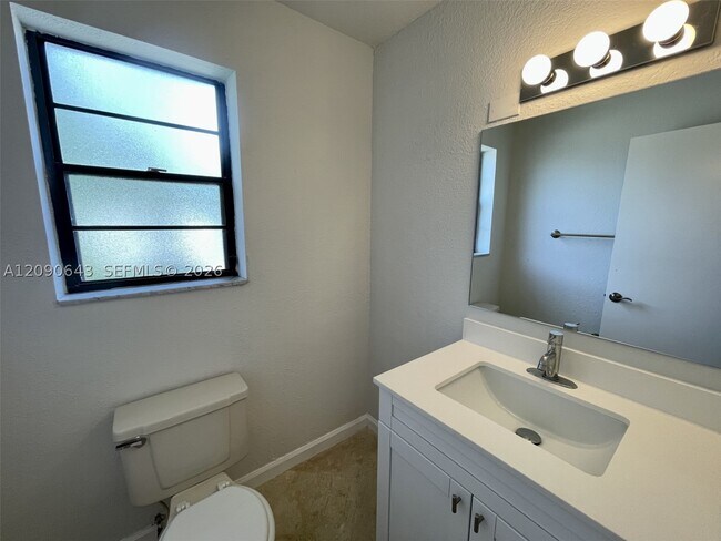 Building Photo - 2160 Bayberry Dr