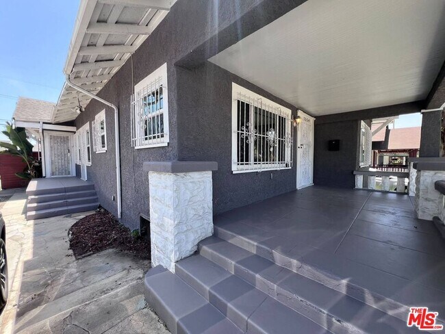 Building Photo - 1554 W 46th St