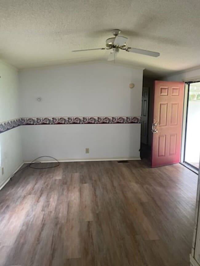 Building Photo - Two Bedroom Mobile Home in Quiet Setting