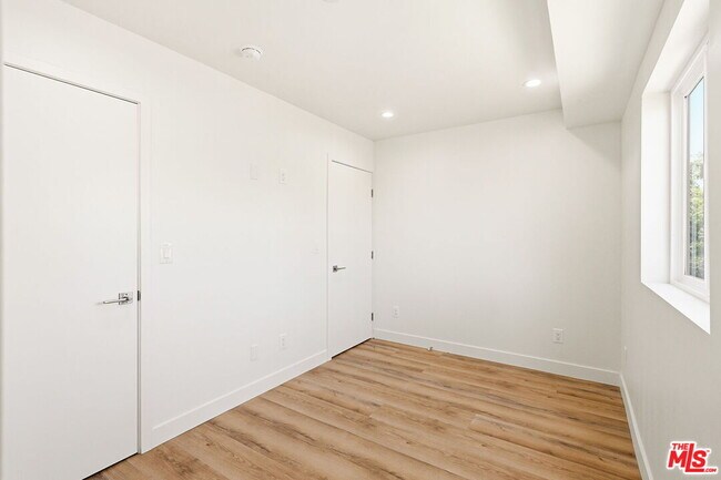 Building Photo - 1122 Beachwood Dr