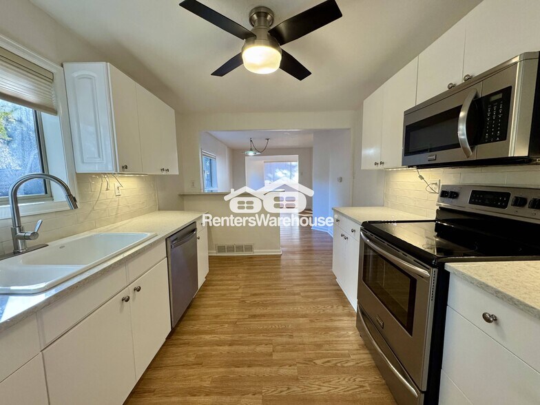 Building Photo - 1280 Van Gordon St