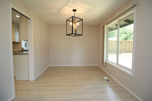 Building Photo - Freshly Remodeled Sprawling 3 Bed, 2 Bath ...