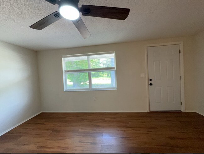 Building Photo - 15839 Villa Dr