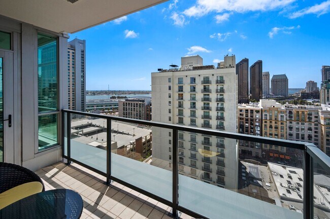 Building Photo - West Facing Downtown Condo for Rent!