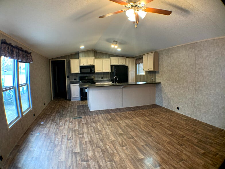 Building Photo - 4842 SW Topeka Blvd