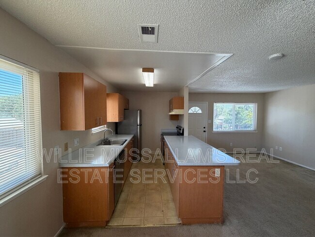 Building Photo - 2140 Palisade Ave