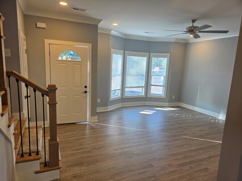 Building Photo - 825 Murray Dr