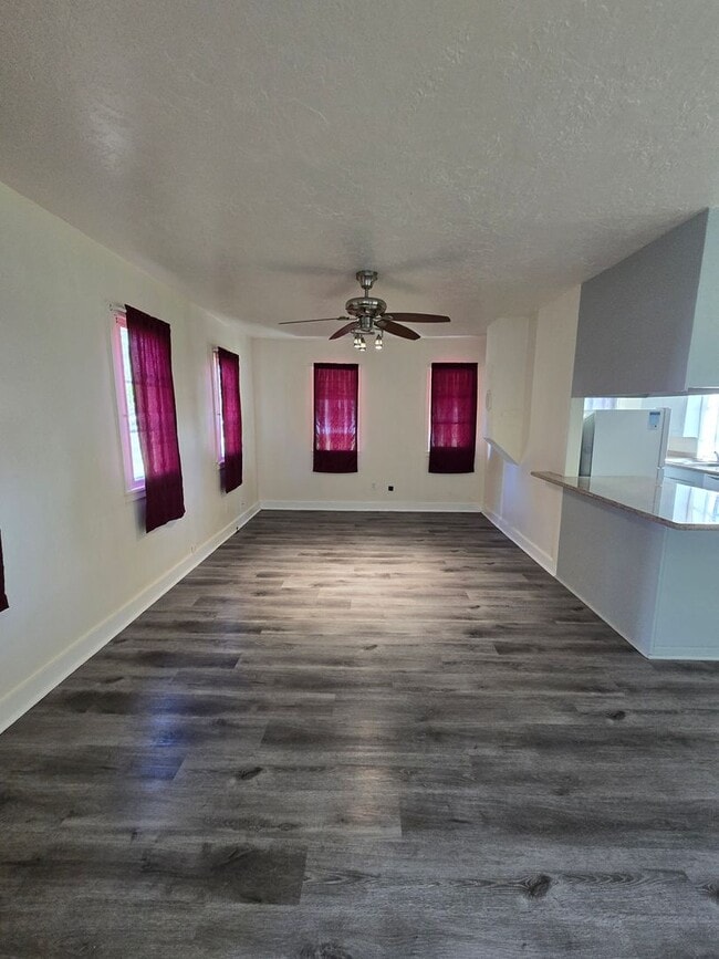 Building Photo - Pet Friendly 2 Bedroom House with a Storag...