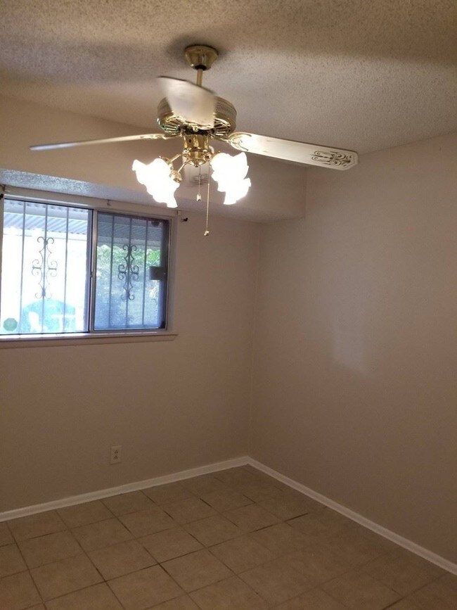 Building Photo - 3 br, 1.5 bath House - 6731 Red Bluff