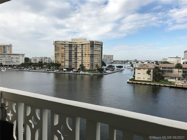 Building Photo - 1817 S Ocean Dr