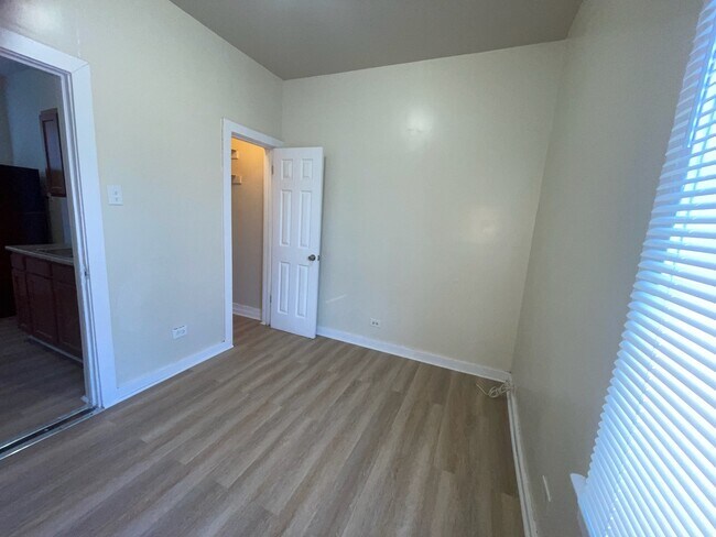 Building Photo - 714 W 80th St