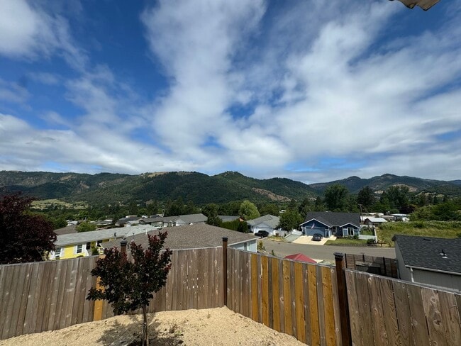 Building Photo - 3 Bedroom in Myrtle Creek