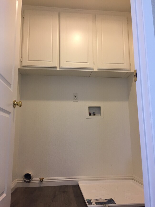 upstairs laundry room - 504 Robins Pl