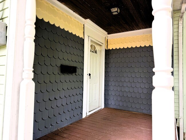 Building Photo - *** AVAILABLE NOW – Rare Downtown Corydon Rental! ***