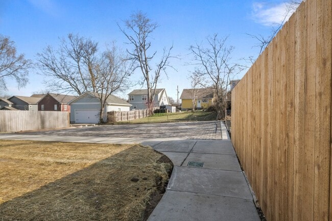 Building Photo - Available March Move In!!! Beautiful 3 Bedroom, 3.5 Bath Townhouse in East Nashville! Rooftop dec...