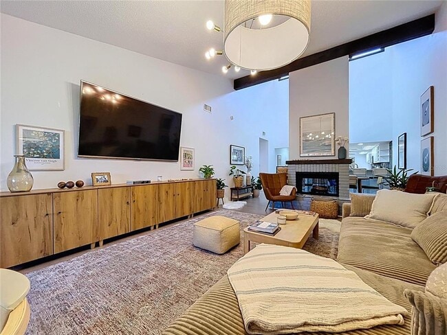 Building Photo - 4646 La Jolla Dr