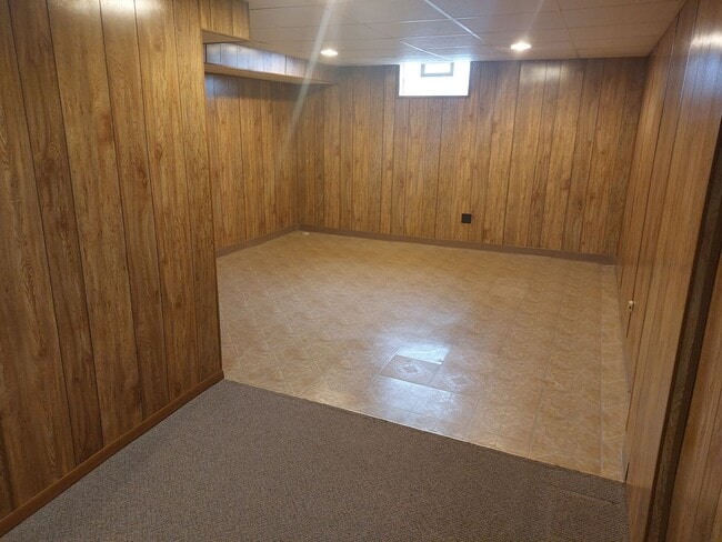 Building Photo - 3 Bedroom 1 1/2 bath brick ranch with 2 ca...