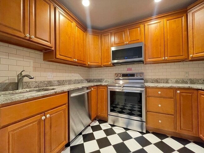 Building Photo - 10 Weston Ave