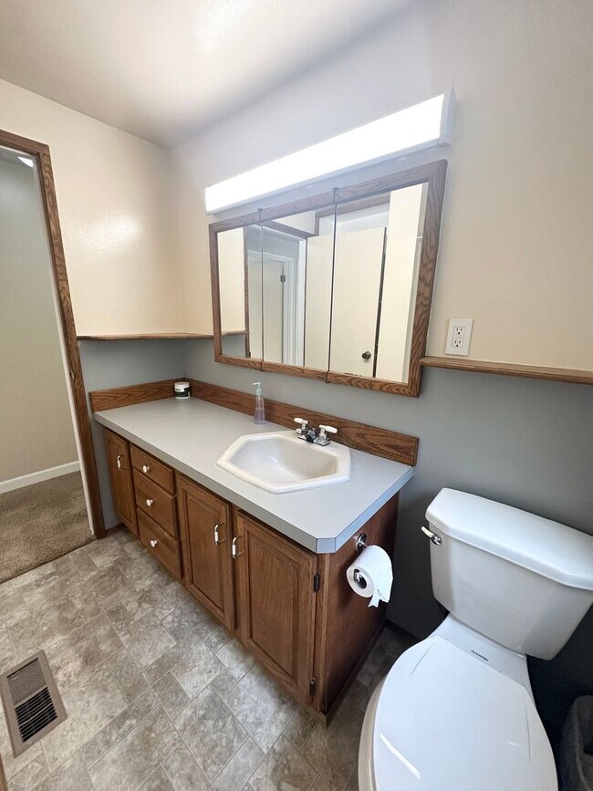 Building Photo - Spacious Home In Peaceful Setting!