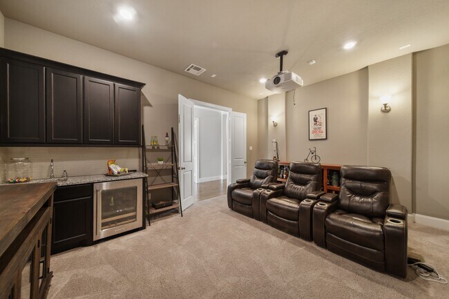 Building Photo - 9527 Sanger Wy