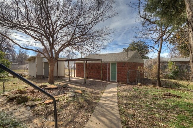 Building Photo - 544 S Oswego Ave