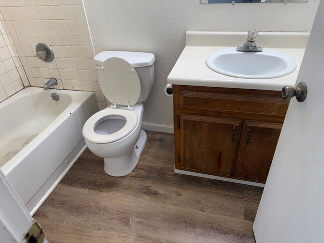 Building Photo - 2 Bedroom 1 bath Duplex