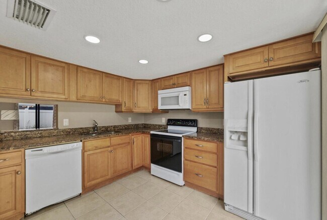 Building Photo - 402 Lakewood Ct