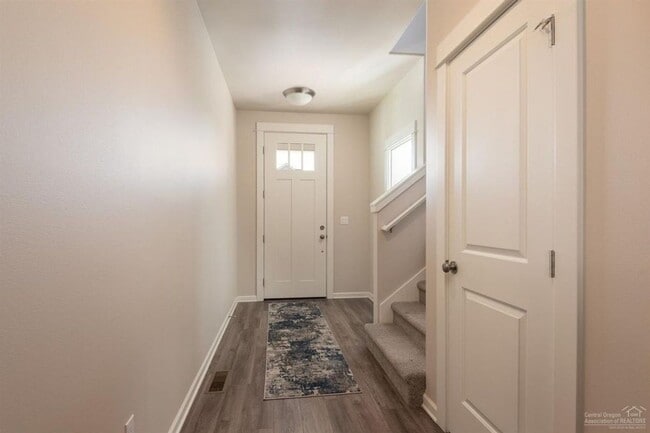 Building Photo - Well maintained home in SE Bend with AC!