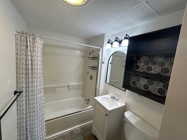 Building Photo - 31 Chrome St