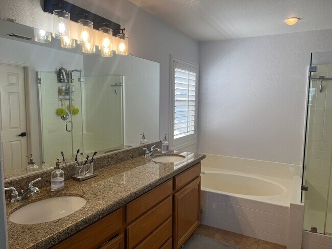 Building Photo - Pool Home - 4 bedroom - Paseo Del Sol
