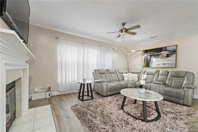 Building Photo - 728 NW Waterlily Pl
