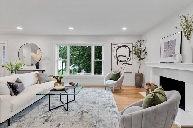 Building Photo - "Luxurious 6-Bed, 6-Bath Arlington Retreat...