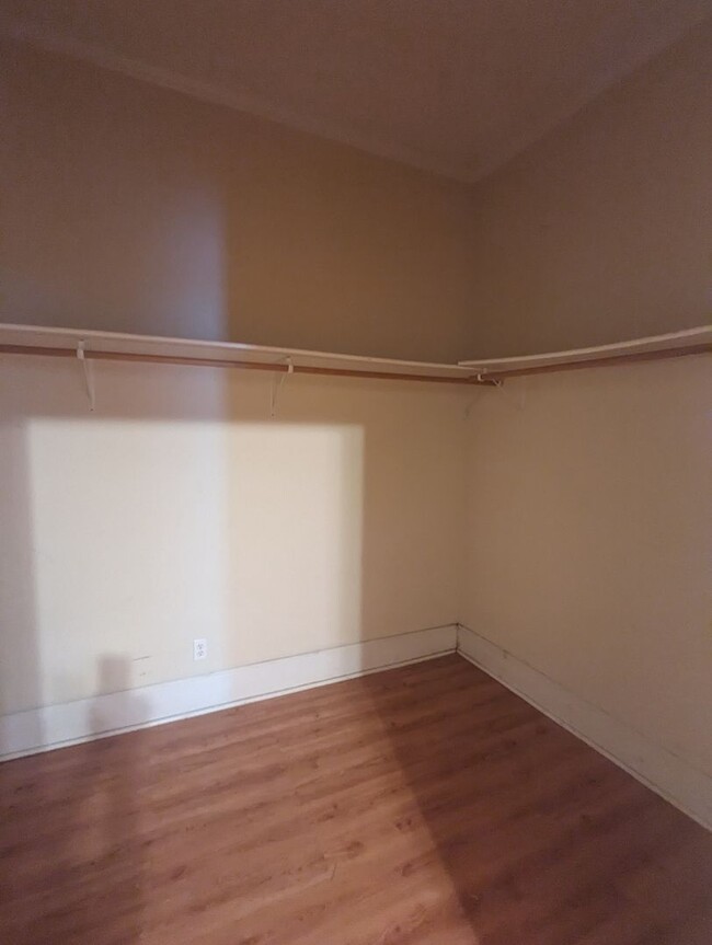 Building Photo - Huge Two+ Bedroom/Two Full Bath Apartment ...