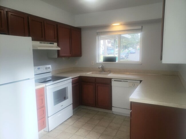 Building Photo - Wonderful Two-Level Beaverton Home with Backyard and Greenspace