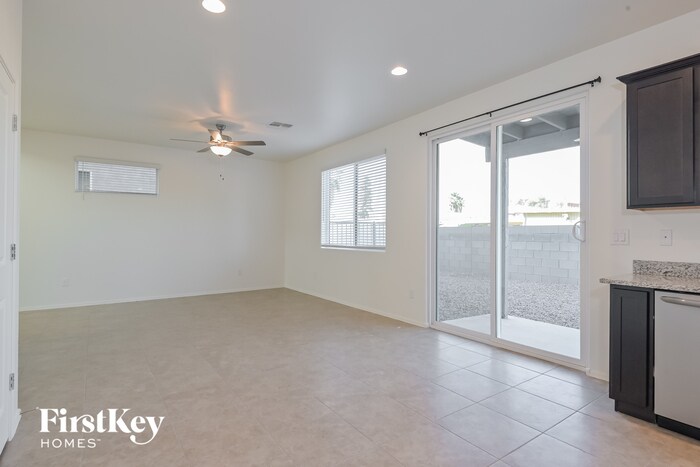 Building Photo - 2863 N Fair Oaks Ave