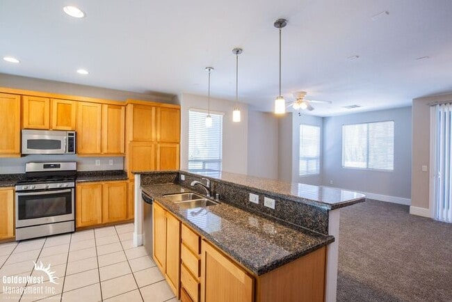 Building Photo - Beautiful Tri-level 3Bdm 3.5Ba Townhome ne...