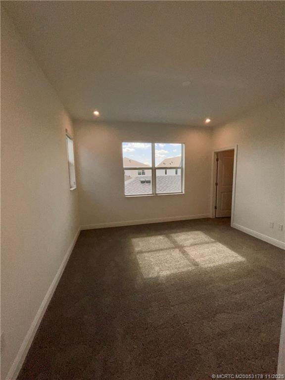 Building Photo - 860 SW St Creek Dr