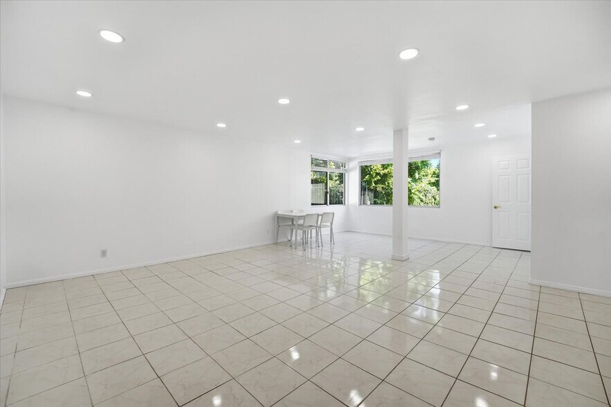 Building Photo - 5301 Balboa Blvd