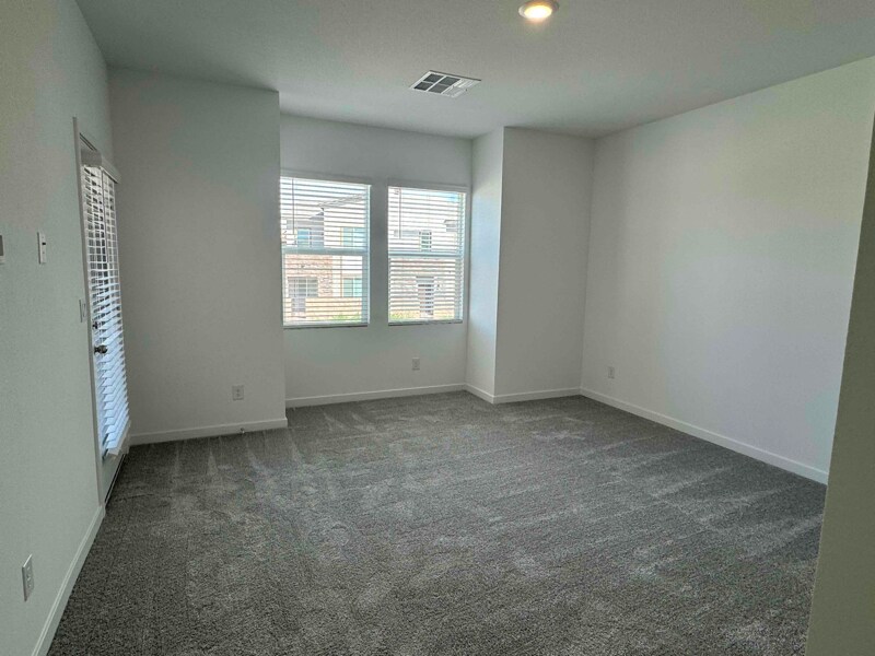 Building Photo - 2552 Venetia Pointe St