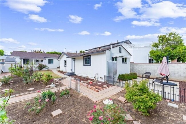 Building Photo - 1 Bedroom 1 Bath Detached House for Rent in Uptown Whittier