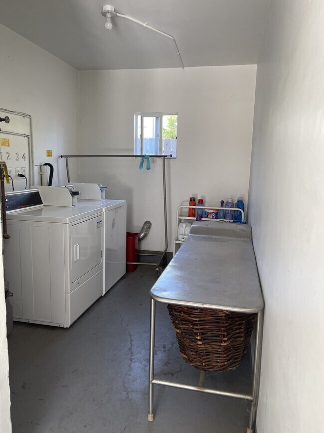 Building Photo - 3736 S Bentley Ave