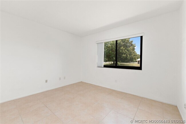 Building Photo - 1496 SE Colchester Cir